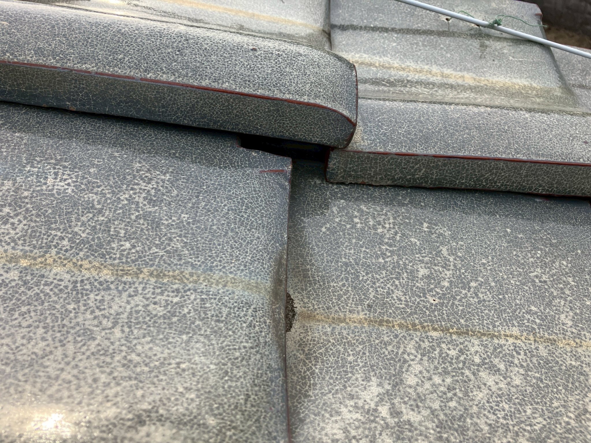 瓦に隙間ができている